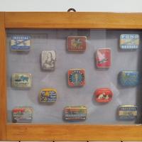 Piccola collezione di scatola di latta