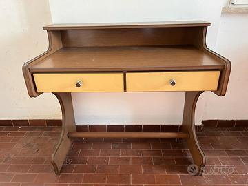 Scrivania vintage in legno 