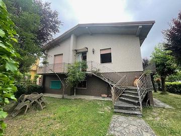 Casa indipendente di 197 m² con 5 locali e box aut