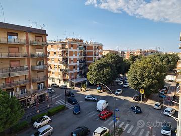 Viale Calabria, trilocale luminoso