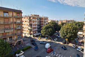 Viale Calabria, trilocale luminoso