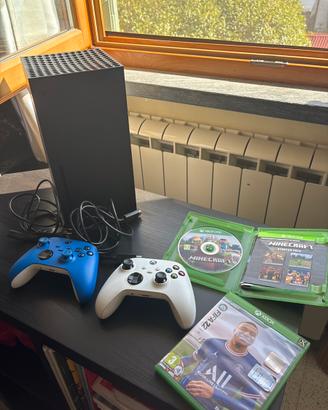 xbox serie x nera con due joystick