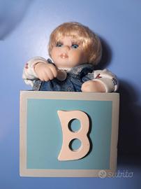 Bambolina da collezione con carillon 