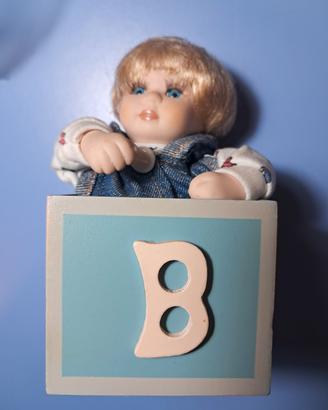 Bambolina da collezione con carillon 