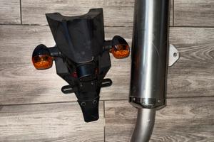 Porta targa e scarico, oroginali kawasaki Z750