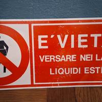 Cartello vietato versare