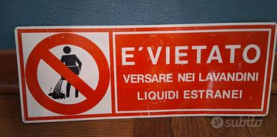 Cartello vietato versare