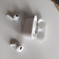 Apple AirPods con custodia di ricarica. 