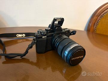 Olympus OM-D E-M10 Mark II con obiettivo 12-50mm