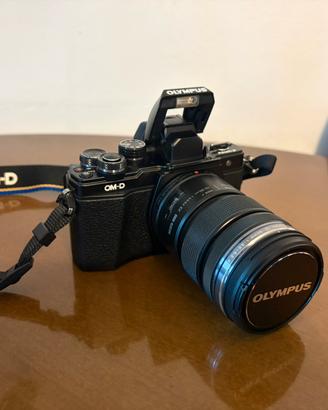 Olympus OM-D E-M10 Mark II con obiettivo 12-50mm