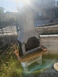 Tavolo in cemento e barbecue