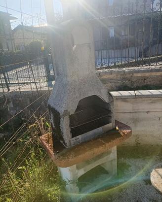 Tavolo in cemento e barbecue