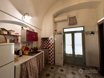 MONOLOCALE A POLIGNANO A MARE