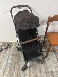 Passeggino ultracompatto e leggero