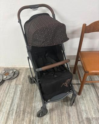 Passeggino ultracompatto e leggero