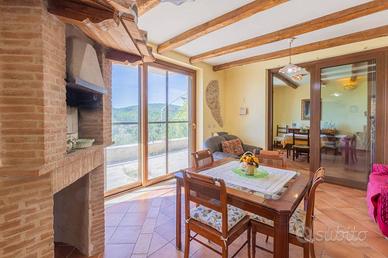 Casa indipendente di 280 m² con più di 5 locali e 