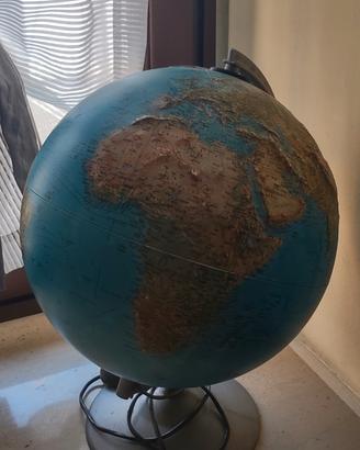 mappamondo con luce