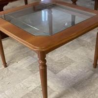 Tavolo in legno con piano di cristallo