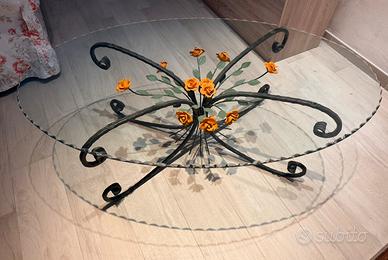 Tavolino in vetro con base in ferro battuto e rose