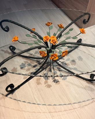 Tavolino in vetro con base in ferro battuto e rose