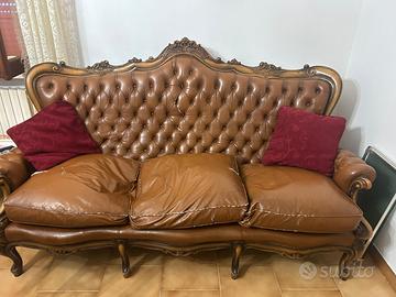salotto vintage in pelle e in legno intagliato