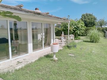Rustico con terreno in città vicino al mare