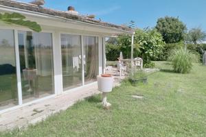 Rustico con terreno in città vicino al mare