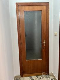 Porte in legno con cornicione