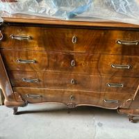 Mobili antichi in buono stato di conservazione