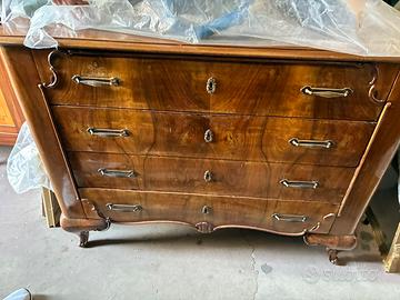 Mobili antichi in buono stato di conservazione