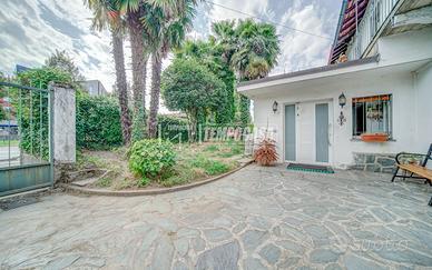 PORZIONE DI CASA RISTRUTTURATA CON GIARDINO, POSTI