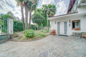 PORZIONE DI CASA RISTRUTTURATA CON GIARDINO, POSTI