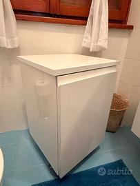 Mobiletto bagno con rotelle