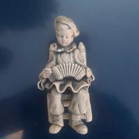 Porcellana artistica Sibania. Ragazzo suonatore di