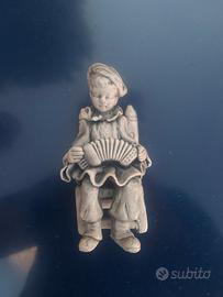 Porcellana artistica Sibania. Ragazzo suonatore di