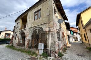 MONTANARO STABILE CON TRE APPARTAMENTI AD USO INVE