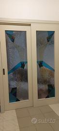 Porta scorrevole con vetrata