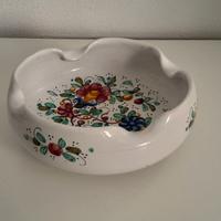 Posacenere decorato con fiori in ceramica di Derut