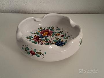 Posacenere decorato con fiori in ceramica di Derut
