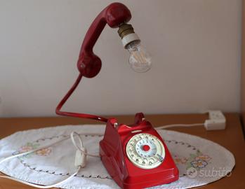 Lampada da tavolo realizzata con vero telefono SIP