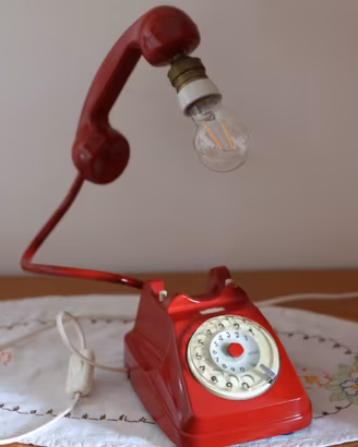 Lampada da tavolo realizzata con vero telefono SIP