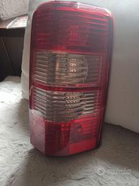 Faro posteriore dx Dodge nitro
