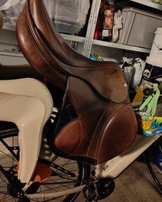 Sella da salto Equiline EQ1 con finimenti cavallo