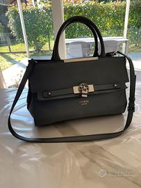 Borsa Guess a mano e a tracolla seminuova
