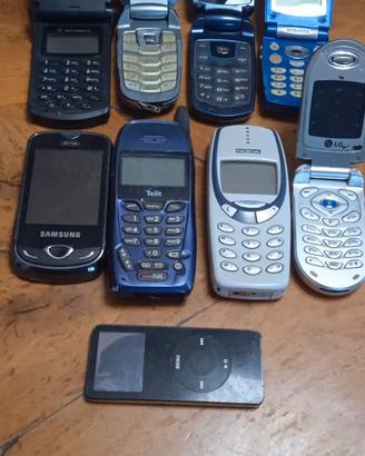 8 telefonini vintage + 2 Smart e un iPad