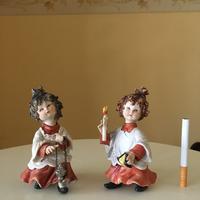 Coppietta di chierichetti in porcellana