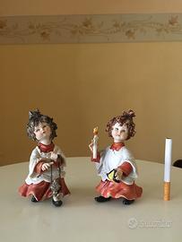 Coppietta di chierichetti in porcellana