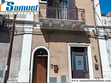 Riposto, palazzetto ristrutturato e arredato (CT)