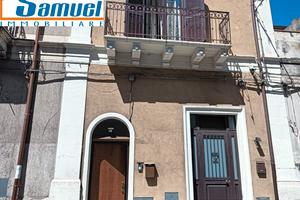 Riposto, palazzetto ristrutturato e arredato (CT)