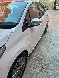 Peugeot 208 GPL di serie